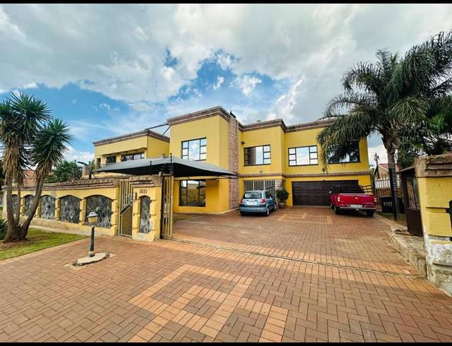 6 BEDROOM HOUSE FOR SALE IN LENASIA SOUTH